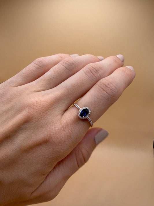 Zafiro Oval con Diamantes Naturales